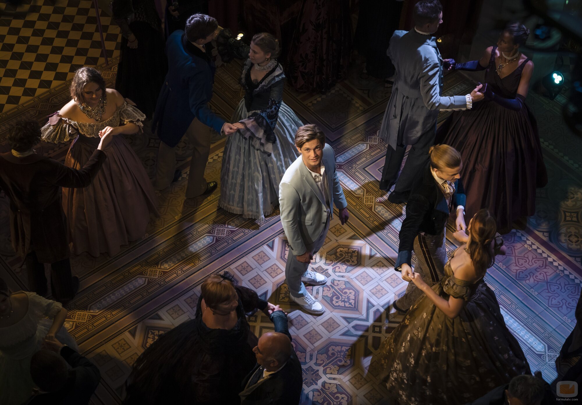 Damian Hardung en el 1x04 de 'Maxton Hall - Die Welt zwischen uns'