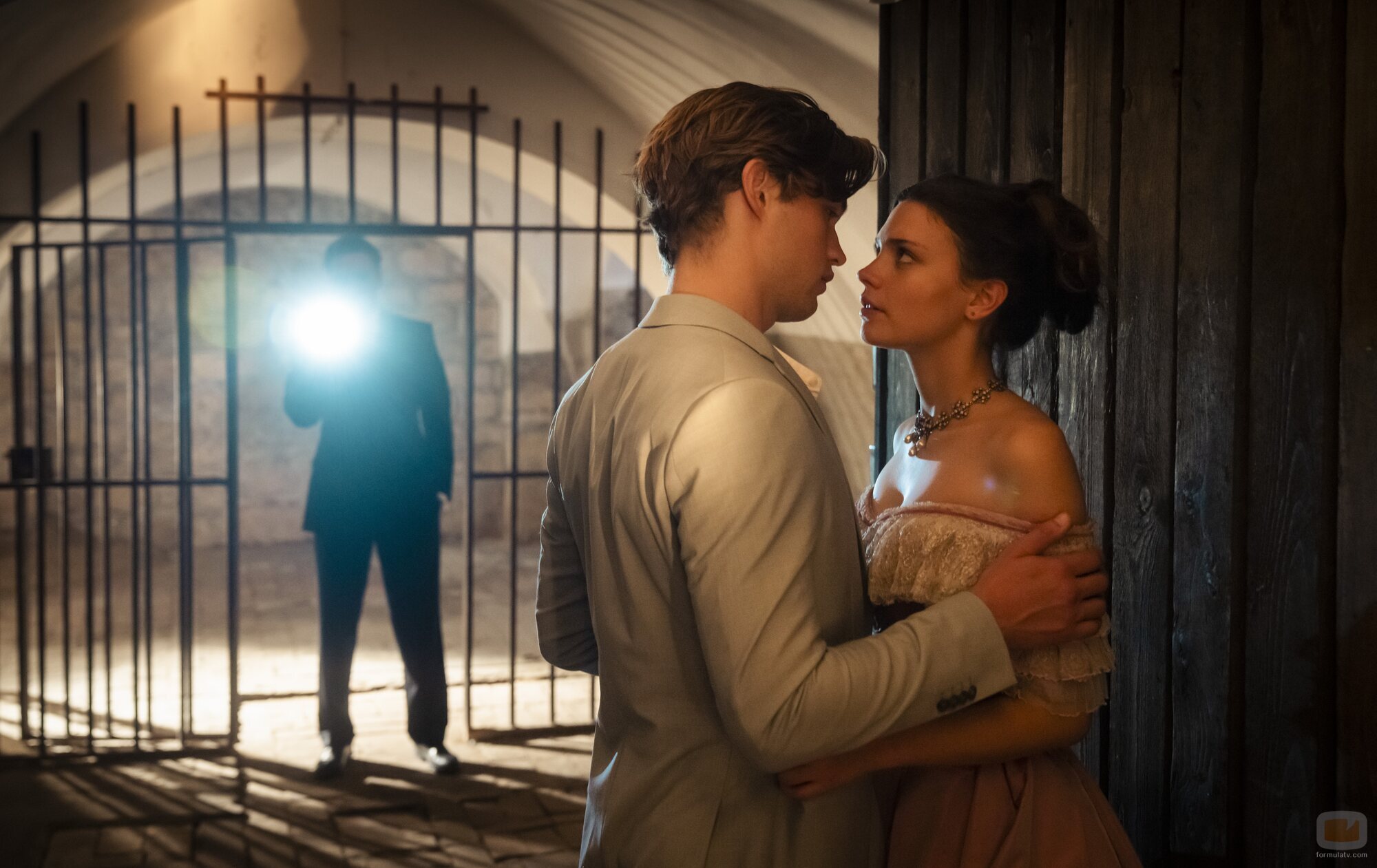 Damian Hardung y Harriet Herbig-Matten en la temporada 1 y el capítulo 04 de 'Maxton Hall: Un mundo entre nosotros'