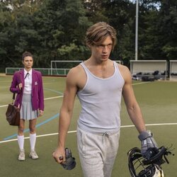 Damian Hardung y Harriet Herbig-Matten en 1x05 'Enmedio de la tormenta' de 'Maxton Hall: Un mundo entre nosotros'