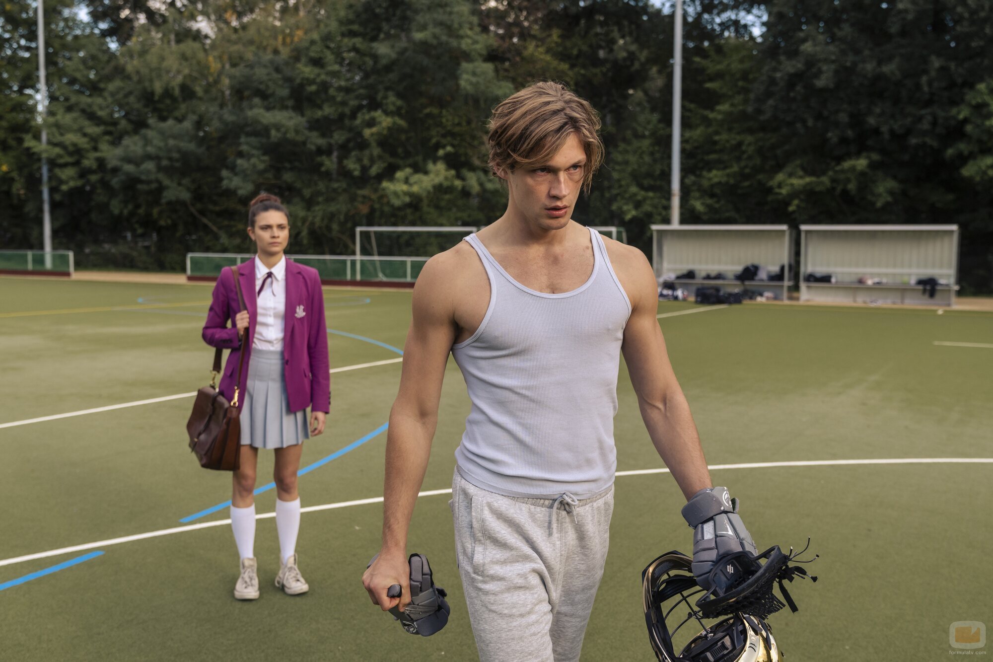 Damian Hardung y Harriet Herbig-Matten en 1x05 'Enmedio de la tormenta' de 'Maxton Hall: Un mundo entre nosotros'