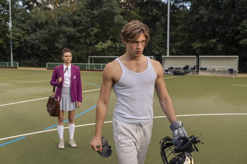 Damian Hardung y Harriet Herbig-Matten en 1x05 'Enmedio de la tormenta' de 'Maxton Hall: Un mundo entre nosotros'