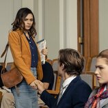 Harriet Herbig-Matten y Sonja Weißer en el 1x06 de 'Maxton Hall: Un mundo entre nosotros'