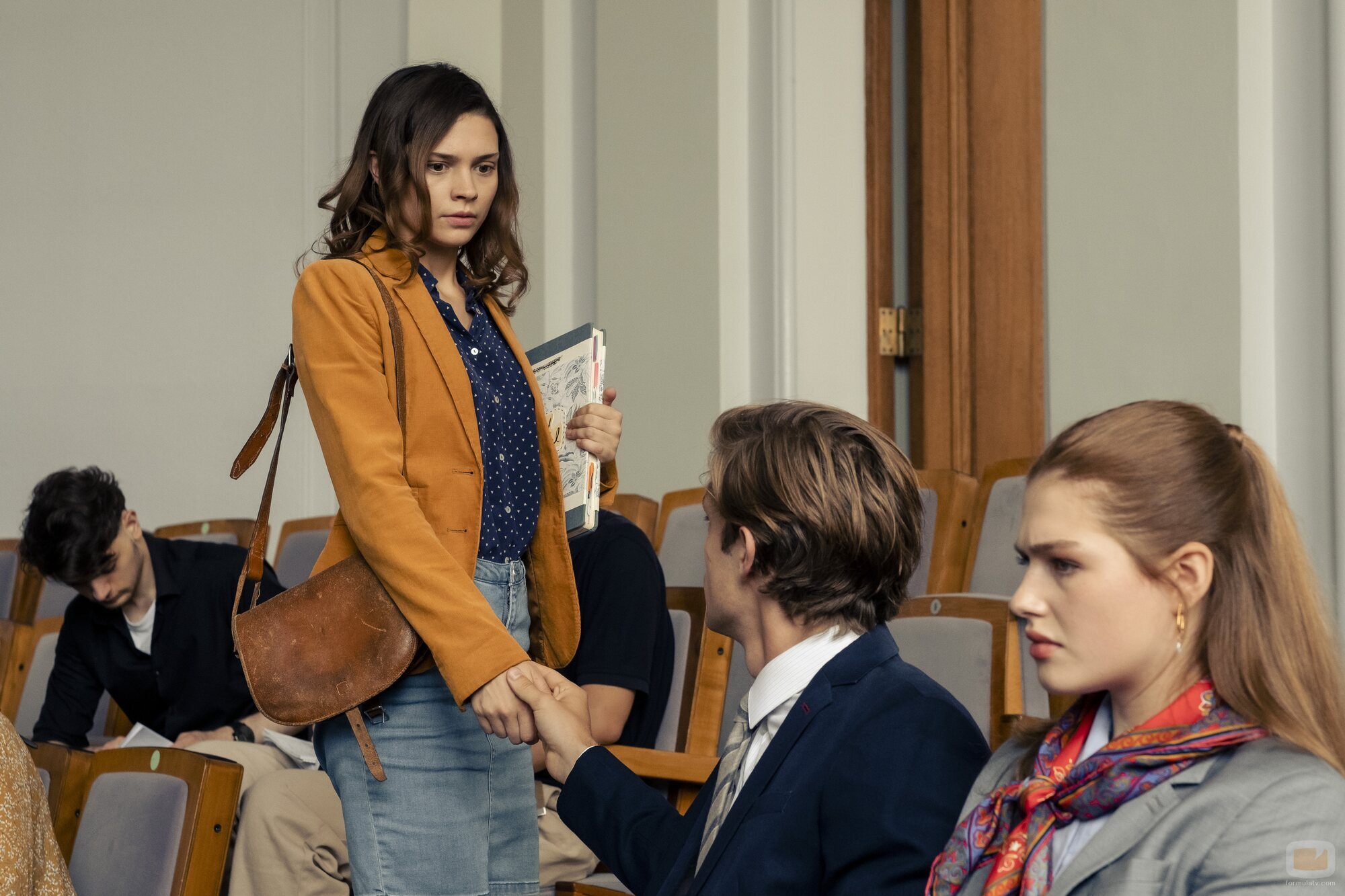 Harriet Herbig-Matten y Sonja Weißer en el 1x06 de 'Maxton Hall: Un mundo entre nosotros'