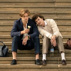 Damian Hardung y Justus Riesner en 1x06 titulado 'Un pedazo de felicidad' de 'Maxton Hall: Un mundo entre nosotros'