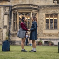Harriet Herbig-Matten y Andrea Guo en el 1x06 de 'Maxton Hall: Un mundo entre nosotros'