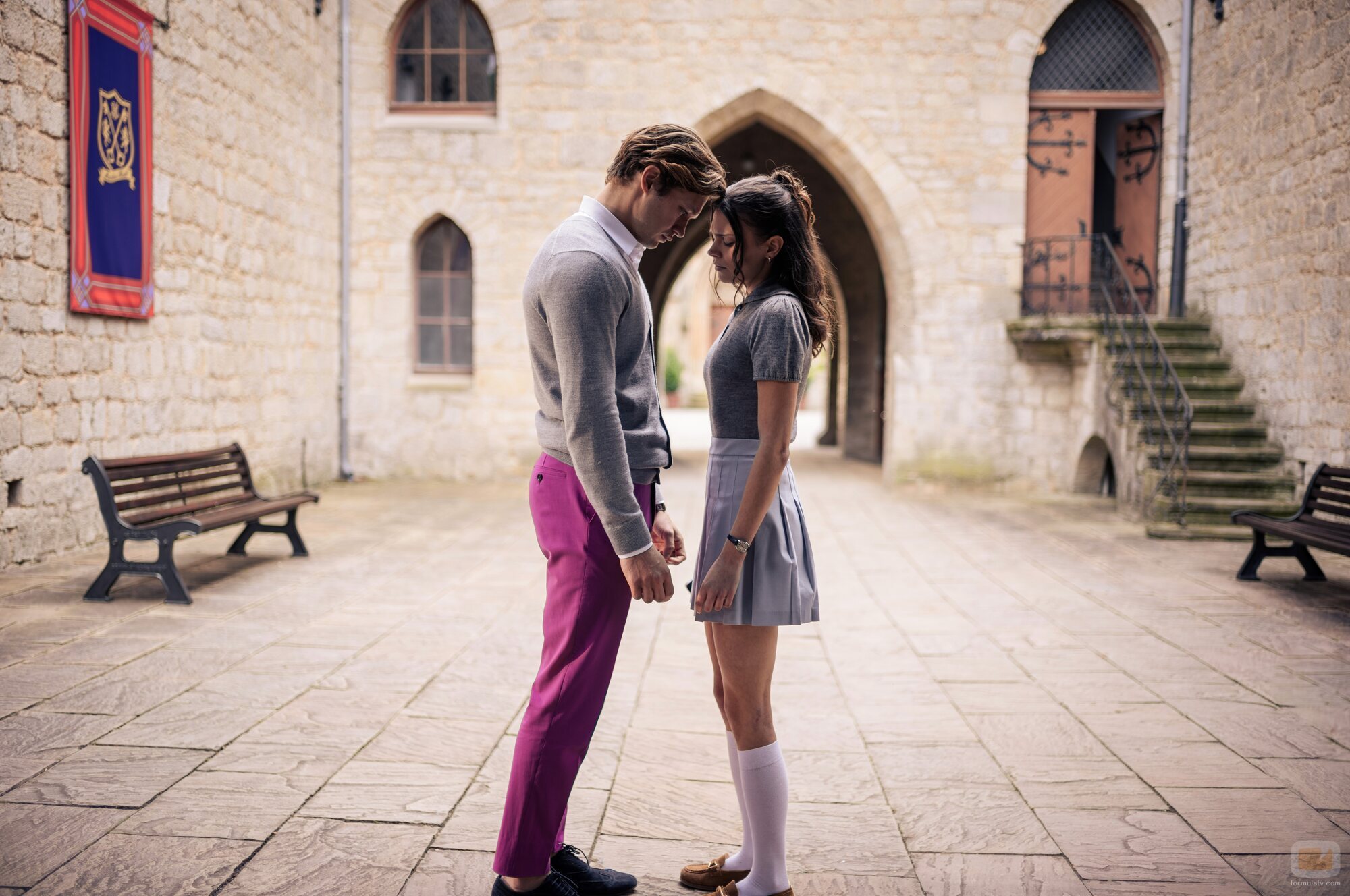 Harriet Herbig-Matten y Damian Hardung en el 2x02 de 'Maxton Hall - Die Welt zwischen uns'