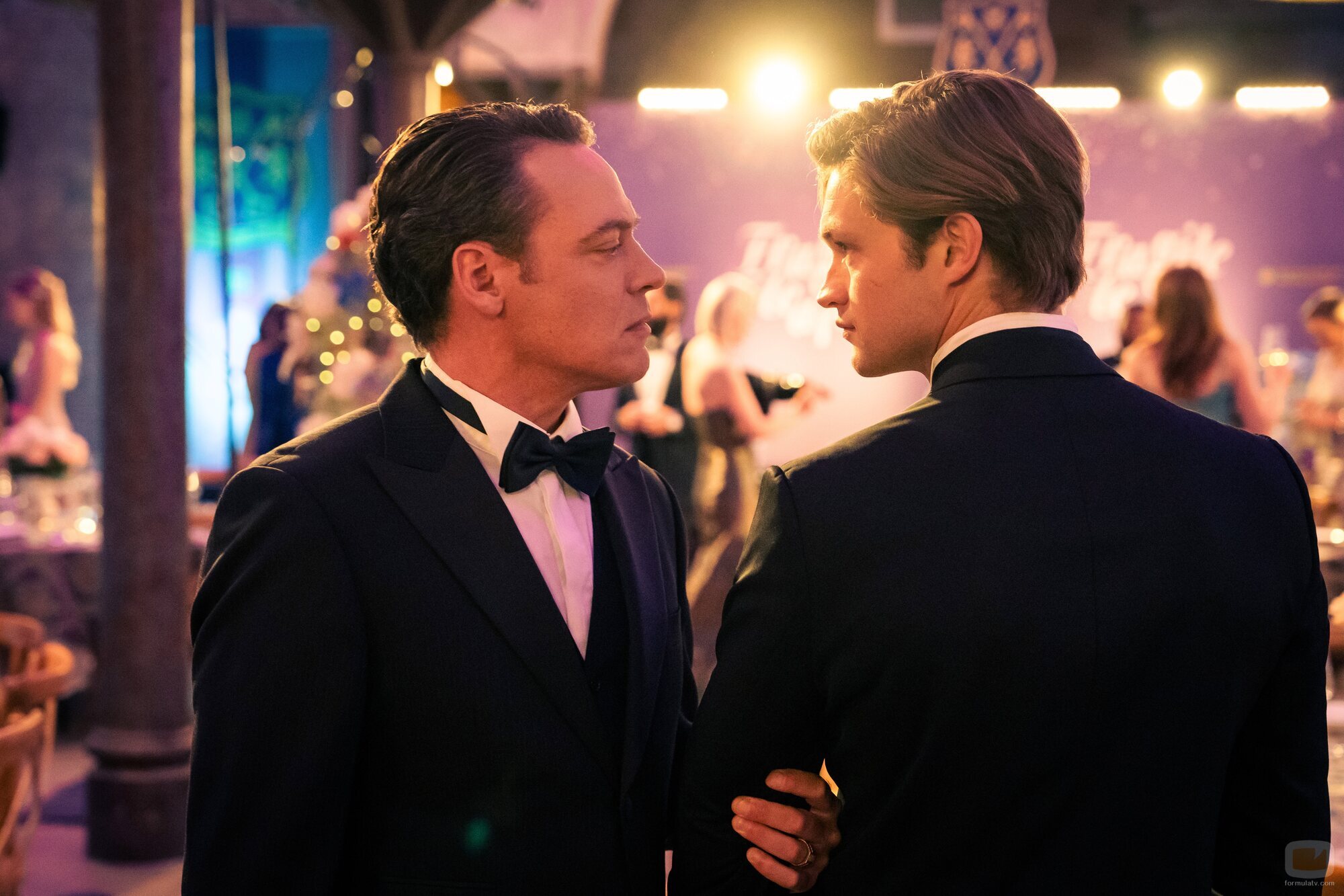Damian Hardung y Fedja van Huêt en 2x03 'Emociones al máximo' de 'Maxton Hall: Un mundo entre nosotros'