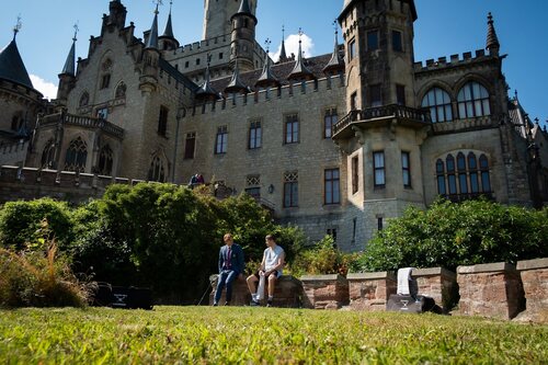 Vistazo a Damian Hardung y Ben Felipe en la temporada 2 y el capítulo 03 de 'Maxton Hall: Un mundo entre nosotros'