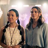 Andrea Guo y Harriet Herbig-Matten en el 2x03 de 'Maxton Hall - Die Welt zwischen uns'