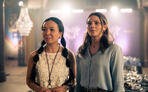 Andrea Guo y Harriet Herbig-Matten en el 2x03 de 'Maxton Hall - Die Welt zwischen uns'