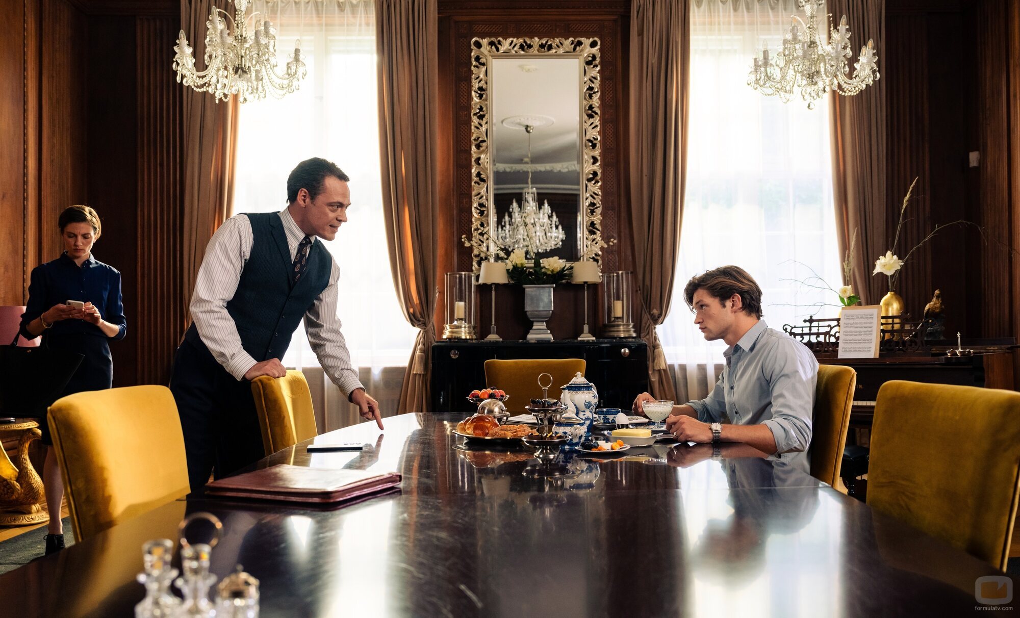 Fedja van Huêt y Damian Hardung en la temporada 2 y el capítulo 04 de 'Maxton Hall: Un mundo entre nosotros'