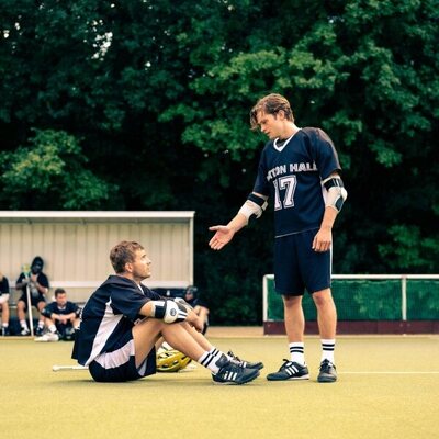 Damian Hardung y Ben Felipe en el 2x06 de 'Maxton Hall: Un mundo entre nosotros'