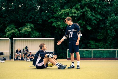 Damian Hardung y Ben Felipe en el 2x06 de 'Maxton Hall: Un mundo entre nosotros'