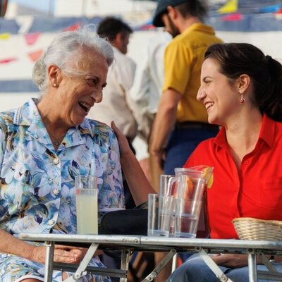 Lola Casamayor y Camila Viyuela en 1x01 titulado 'Capítulo 1' de 'A la deriva'