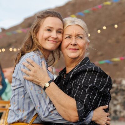 Amparo Fernández y Lucía Guerrero en 'Capítulo 1' de 'A la deriva'