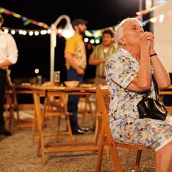 Lola Casamayor en la temporada 1 y el capítulo 01 de 'A la deriva'