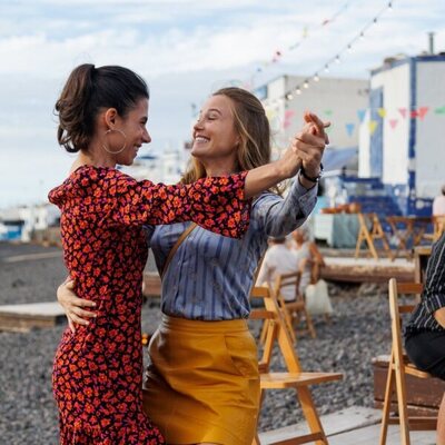 Lucía Guerrero y Natalia Huarte en la temporada 1 y el capítulo 01 de 'A la deriva'