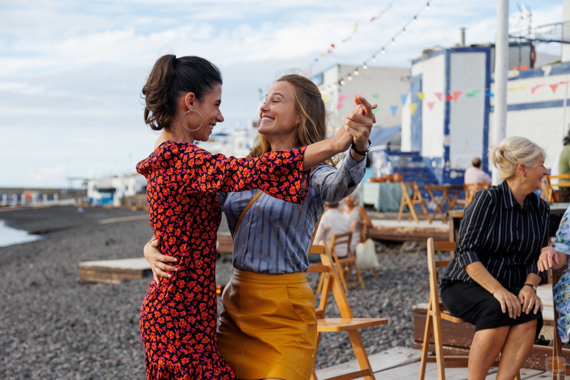 Lucía Guerrero y Natalia Huarte en la temporada 1 y el capítulo 01 de 'A la deriva'