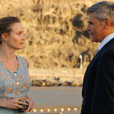 Roberto Enríquez y Lucía Guerrero en 'Capítulo 1' de 'A la deriva'