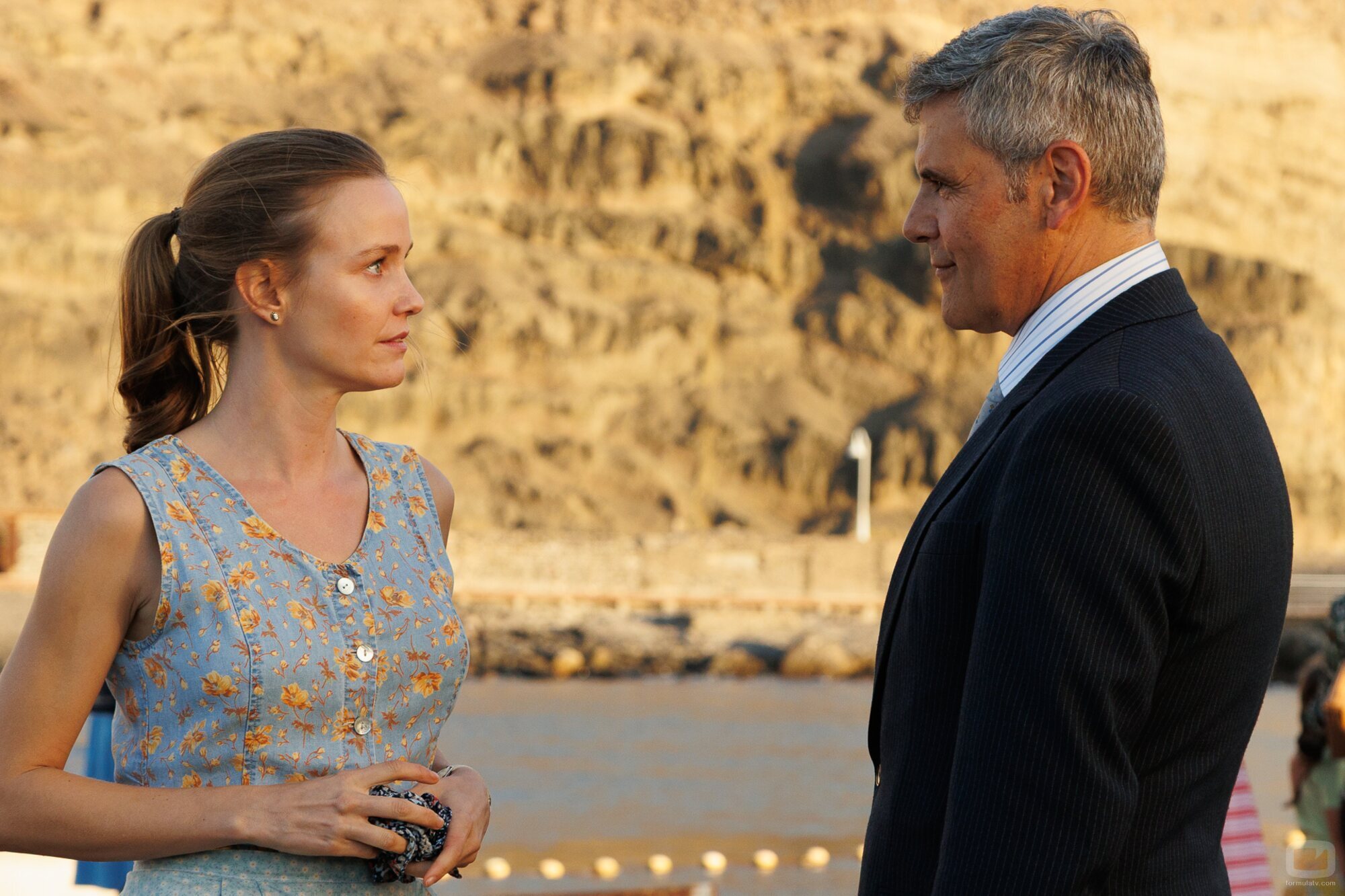 Roberto Enríquez y Lucía Guerrero en 'Capítulo 1' de 'A la deriva'