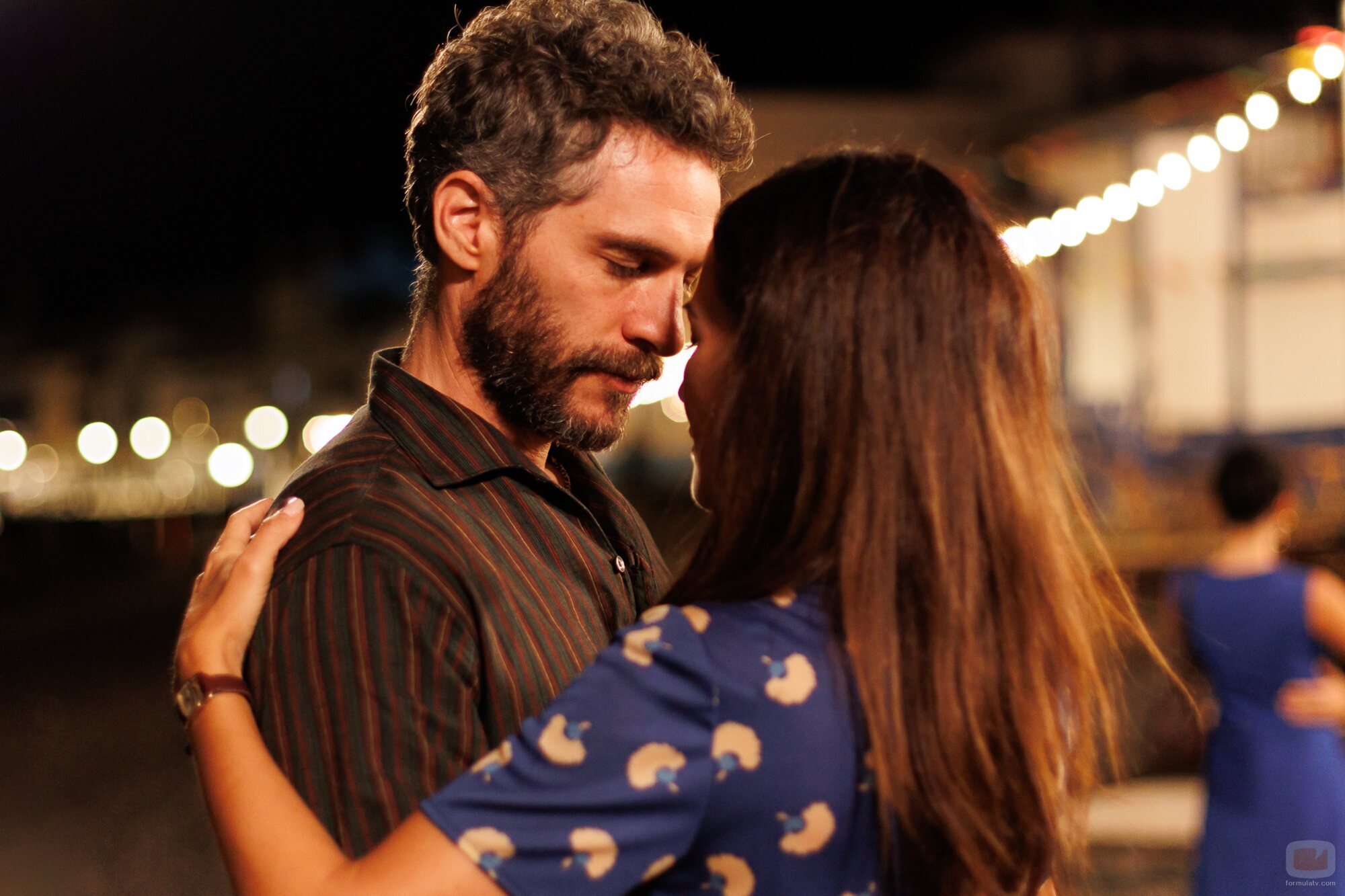 Fotograma de Michel Noher y Paula Echevarría en Capítulo 1 titulado 'Capítulo 1' de 'A la deriva'