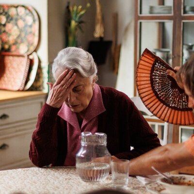Richard Holmes y Lola Casamayor en el 1x02 de 'A la deriva'