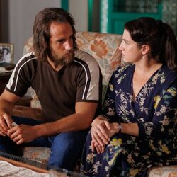Richard Holmes y Camila Viyuela en 'Capítulo 2' de 'A la deriva'