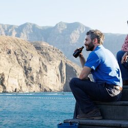 Silvia Alonso y Michel Noher en 1x02 'Capítulo 2' de 'A la deriva'