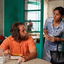 Mariam Hernández y Richard Holmes en 1x02 titulado 'Capítulo 2' de 'A la deriva'