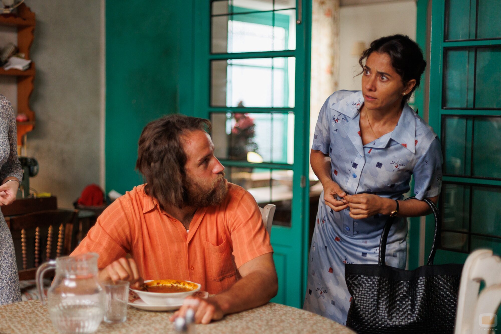 Mariam Hernández y Richard Holmes en 1x02 titulado 'Capítulo 2' de 'A la deriva'
