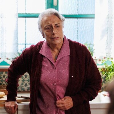 Lola Casamayor en 1x02 'Capítulo 2' de 'A la deriva'