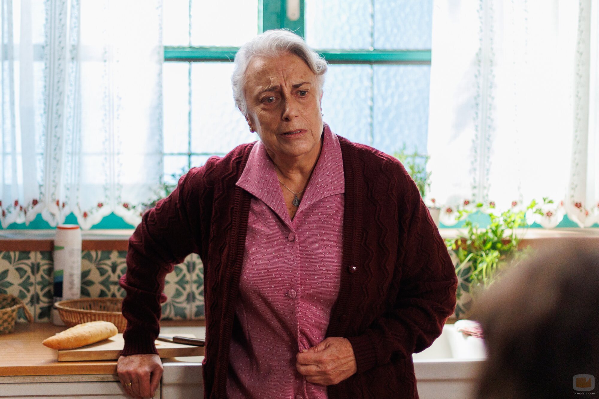Lola Casamayor en 1x02 'Capítulo 2' de 'A la deriva'