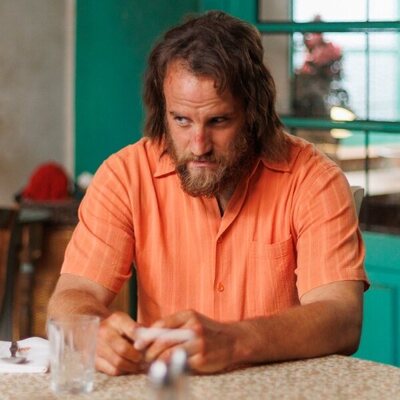 Richard Holmes en la temporada 1 y el capítulo 02 de 'A la deriva'