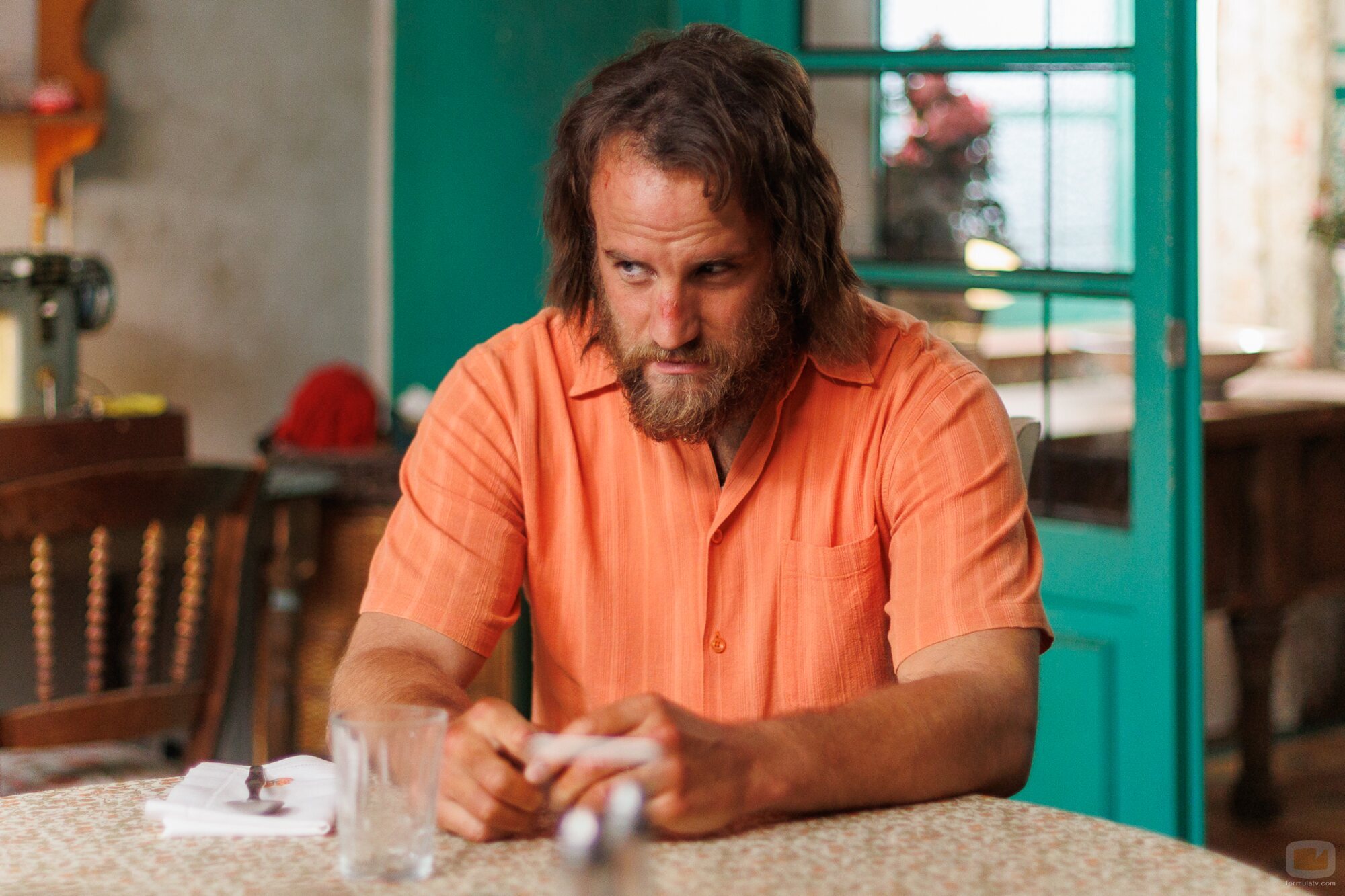 Richard Holmes en la temporada 1 y el capítulo 02 de 'A la deriva'