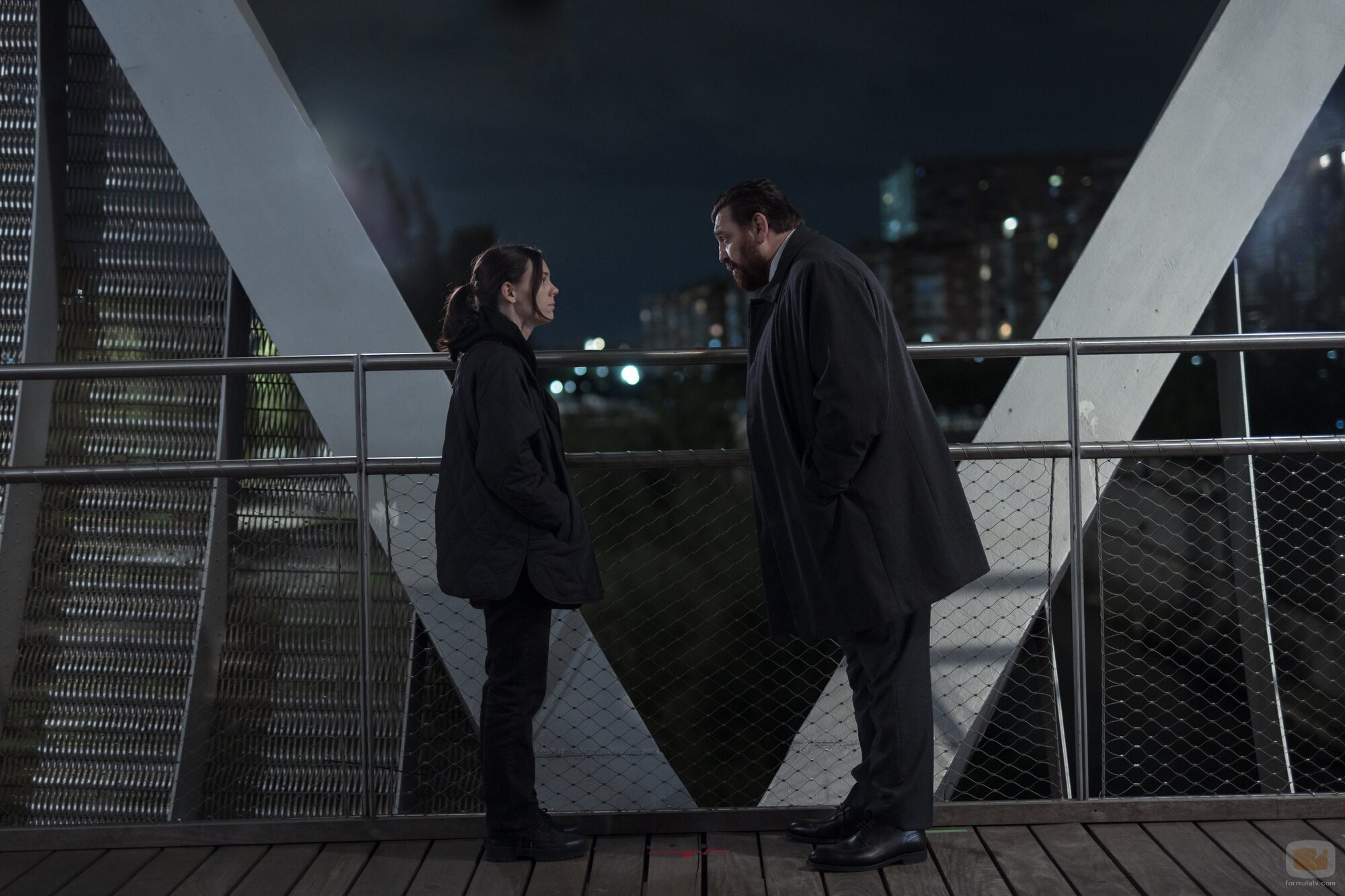 Hovik Keuchkerian y Victoria Luengo en la temporada 2 y el capítulo 01 de 'Reina Roja'