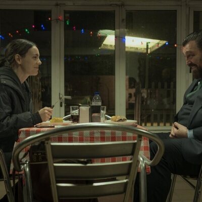 Victoria Luengo y Hovik Keuchkerian en 2x01 titulado 'Un cadáver' de 'Reina Roja'