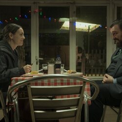 Victoria Luengo y Hovik Keuchkerian en 2x01 titulado 'Un cadáver' de 'Reina Roja'