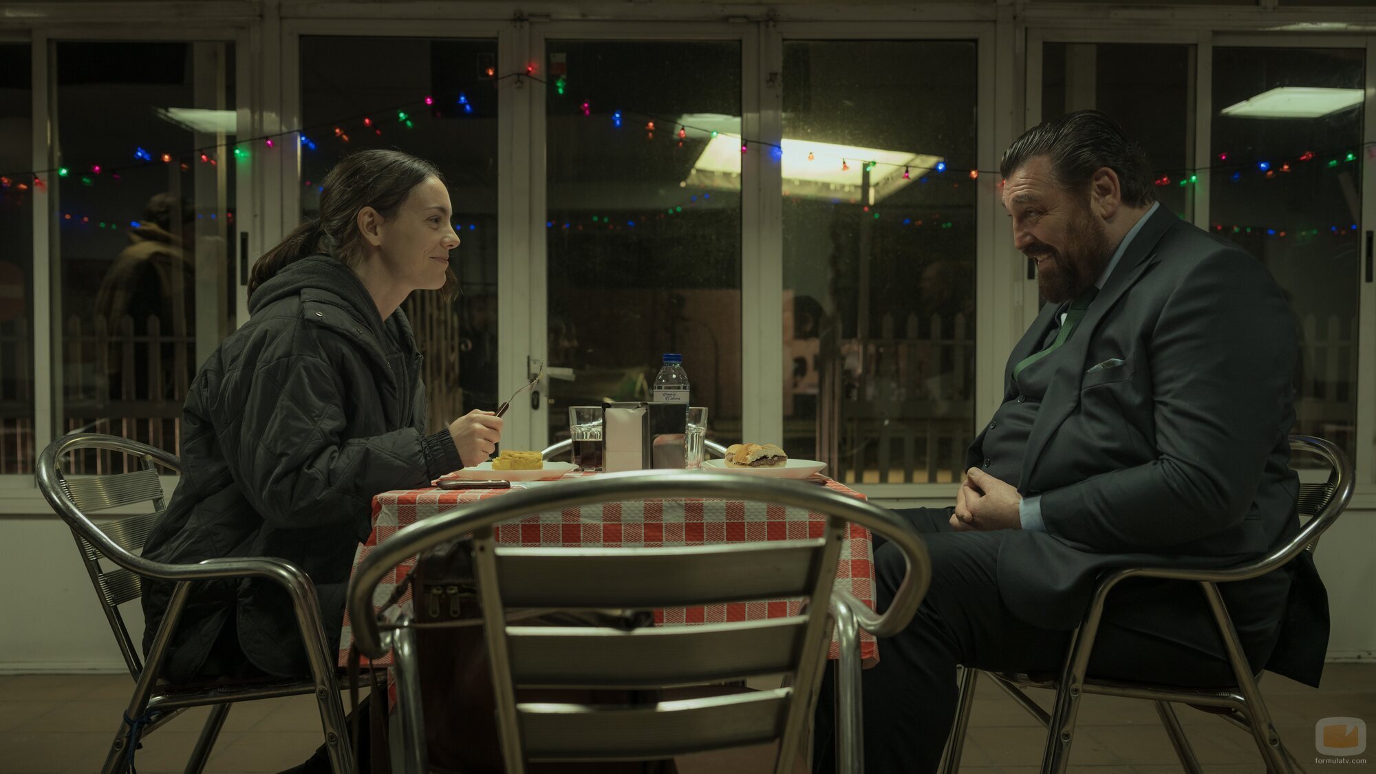 Victoria Luengo y Hovik Keuchkerian en 2x01 titulado 'Un cadáver' de 'Reina Roja'
