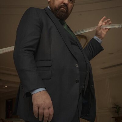Hovik Keuchkerian en 2x01 'Un cadáver' de 'Reina Roja'