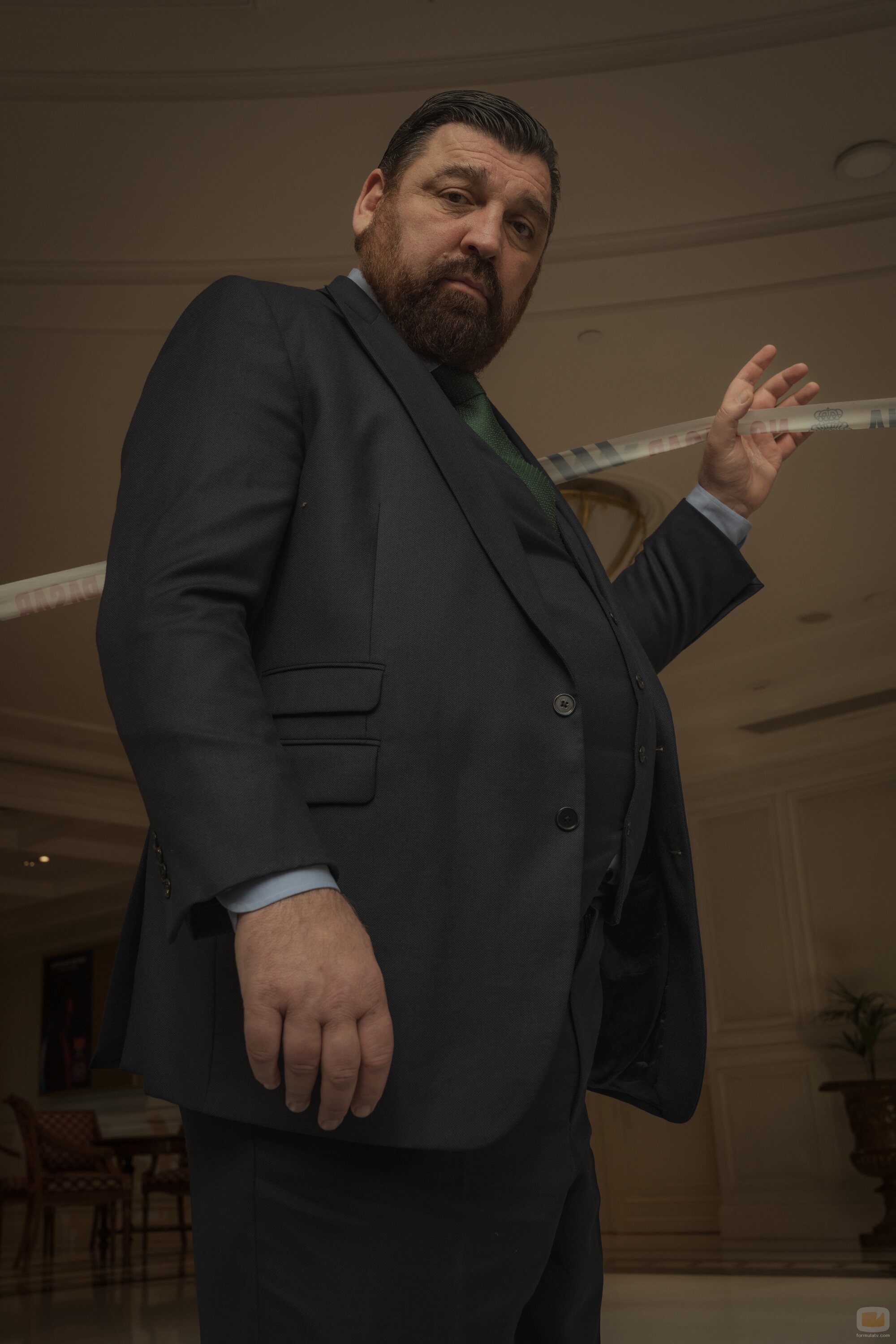 Hovik Keuchkerian en 2x01 'Un cadáver' de 'Reina Roja'