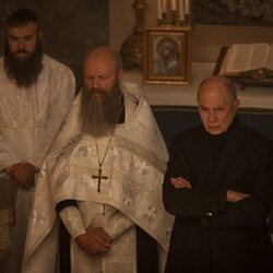 Féodor Atkine en 2x02 titulado 'Un funeral' de 'Reina Roja'