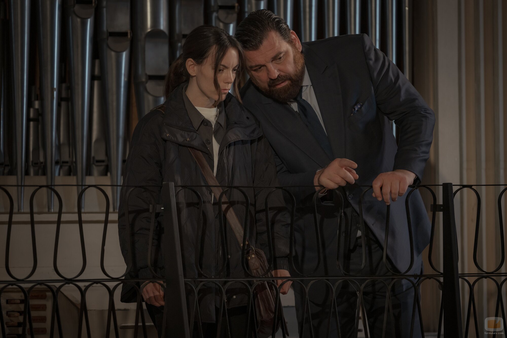 Hovik Keuchkerian y Victoria Luengo en Capítulo 2 titulado 'Un funeral' de 'Reina Roja'