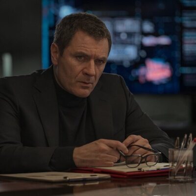 Àlex Brendemühl en 2x02 titulado 'Un funeral' de 'Reina Roja'