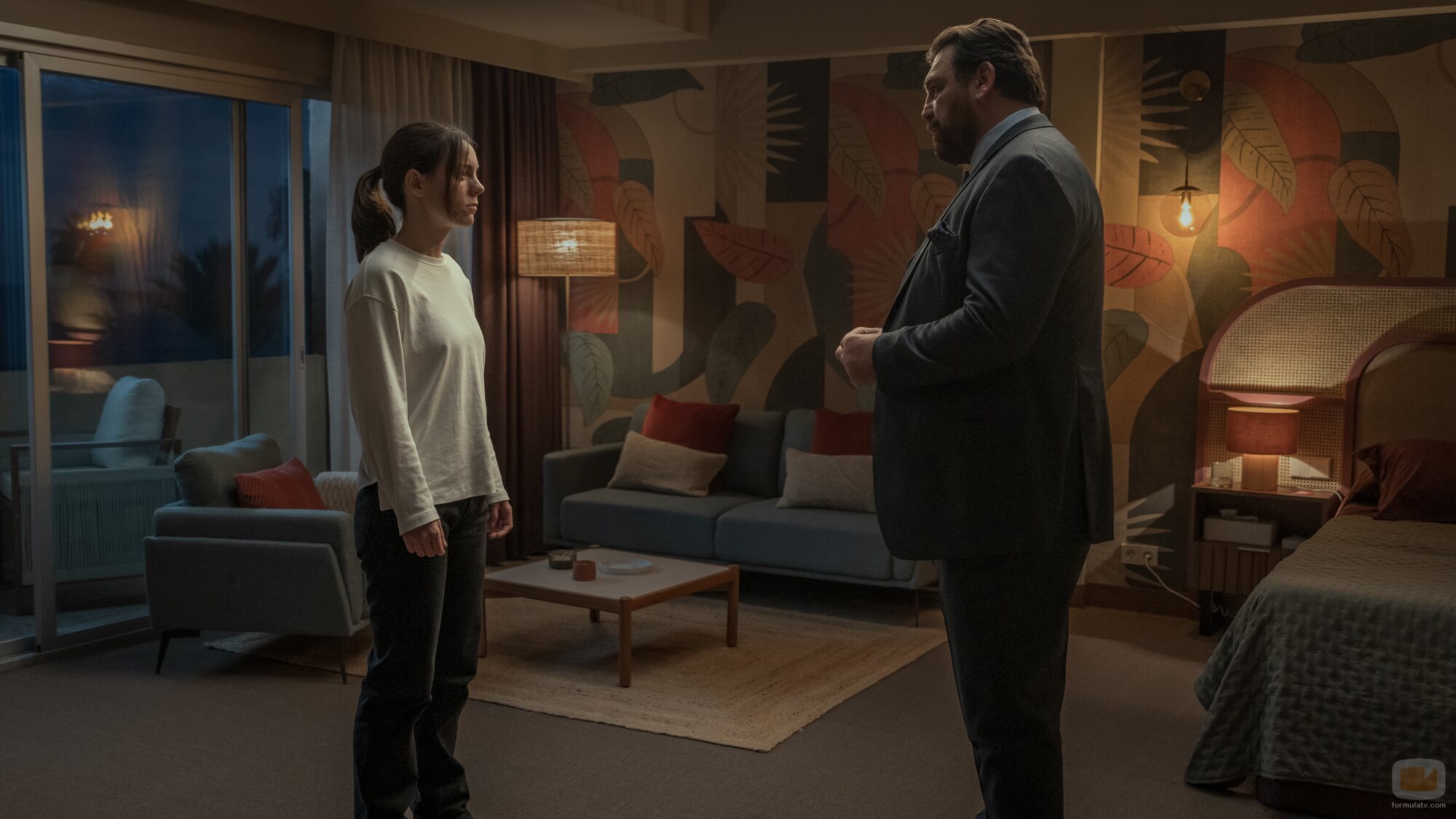 Victoria Luengo y Hovik Keuchkerian en la temporada 2 y el capítulo 02 de 'Reina Roja'