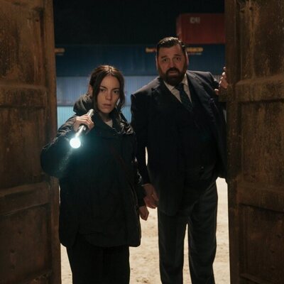 Hovik Keuchkerian y Victoria Luengo en Capítulo 3 titulado 'Un contenedor' de 'Reina Roja'