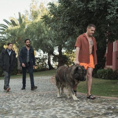Silvia Abascal y Mauricio Morales en 'Un perro' de 'Reina Roja'