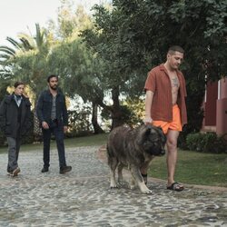 Silvia Abascal y Mauricio Morales en 'Un perro' de 'Reina Roja'