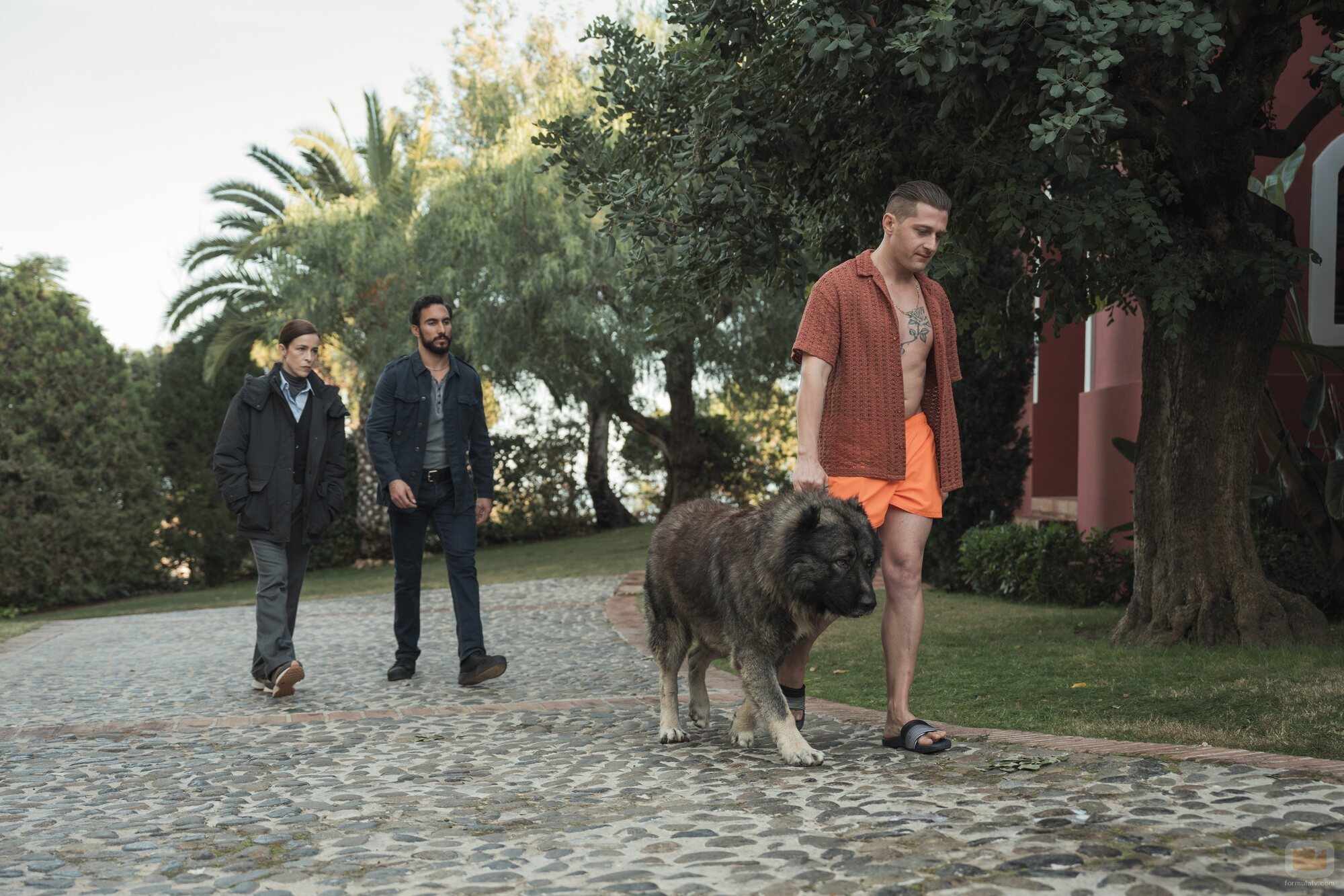 Silvia Abascal y Mauricio Morales en 'Un perro' de 'Reina Roja'