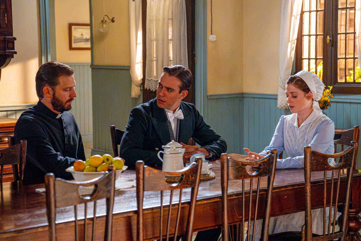 Samuel, Carlo y María en una escena de 'La promesa'