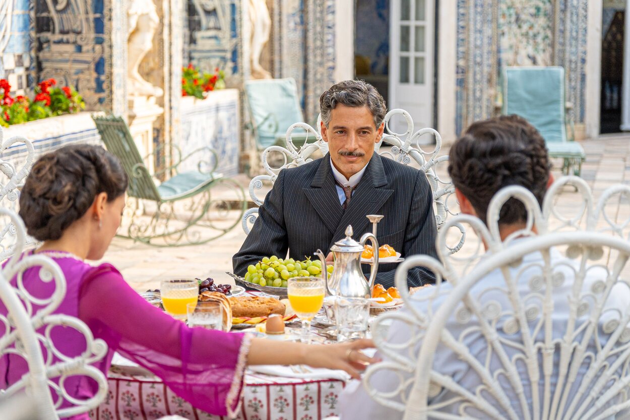 Ángela y Curro junto a Joao en una escena de 'La promesa'